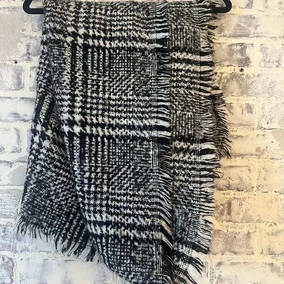 Black & White Houndstooth Plaid Checked Scarf - Picture 2 of 4